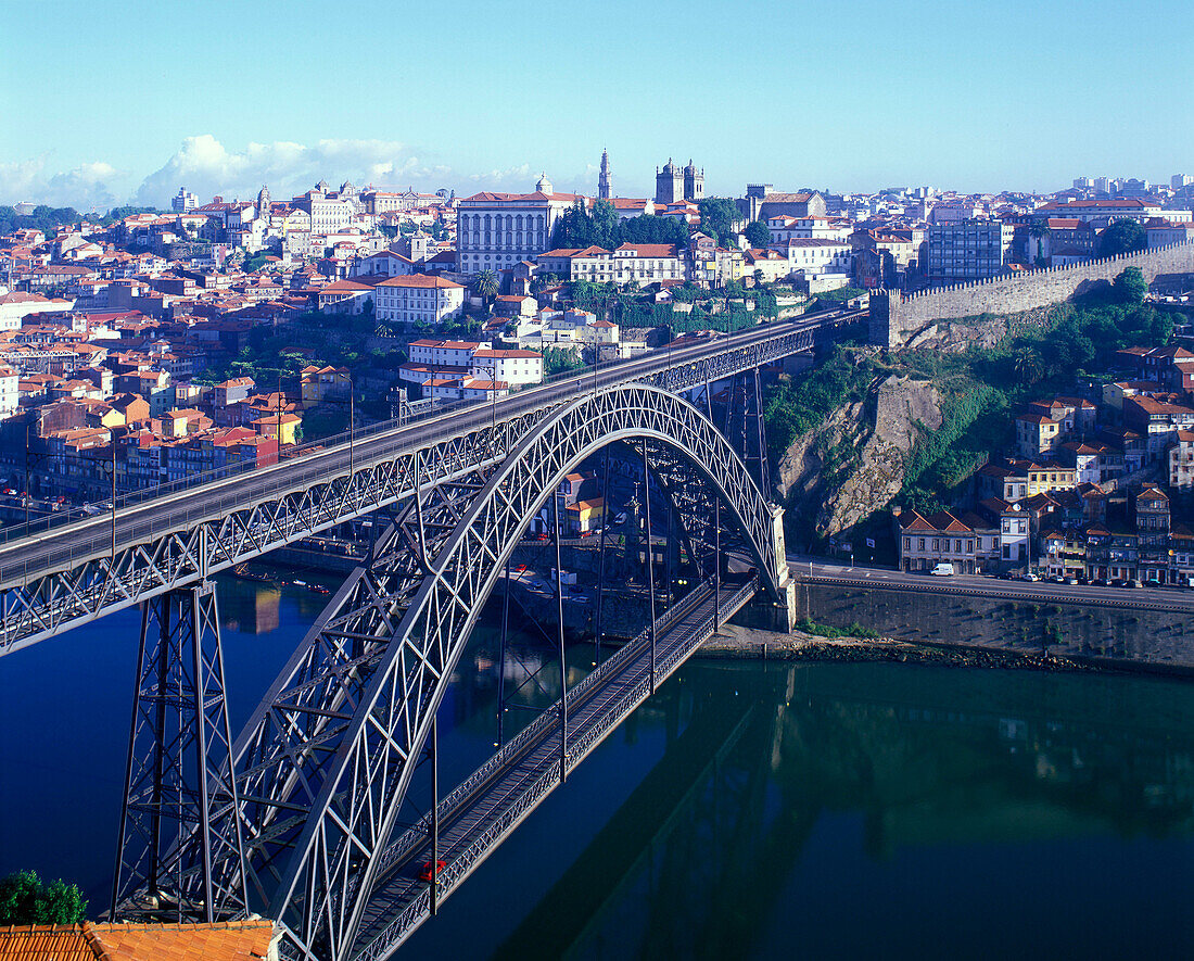 Ponte dom luis 1 bridge, Rio douro, oporto, Portugal.