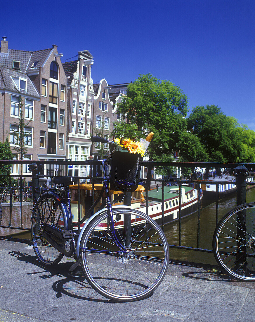 Bicycles, Brouwers gracht canal, Amsterdam, holland.