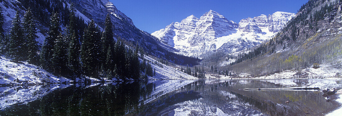 Winter snow scenic, Maroon bells mountains & lake, Aspen, Colorado, USA.