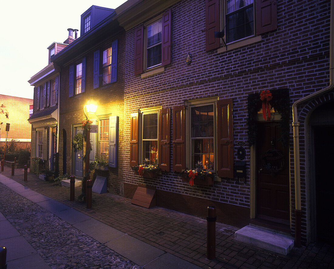 Christmas, Elfreth s alley, Philadelphia, Pennsylvania, USA.