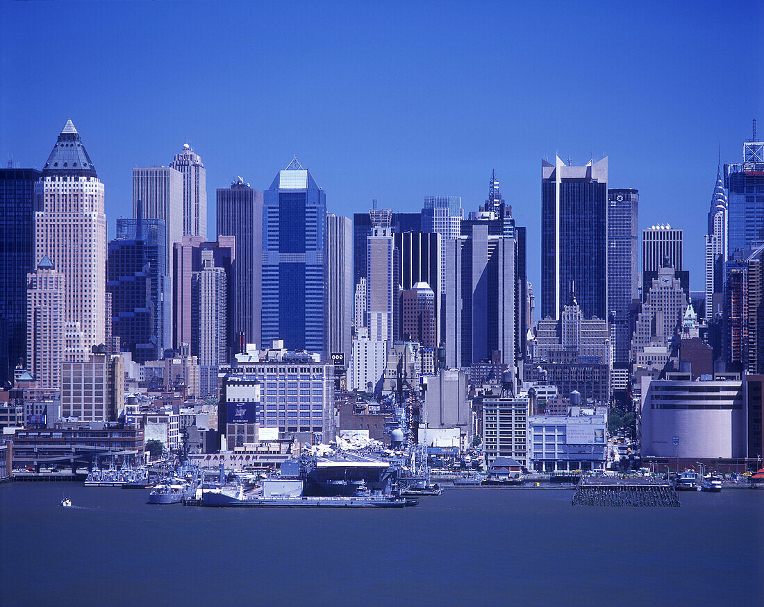 Mid-town skyline, Manhattan, New York, USA.