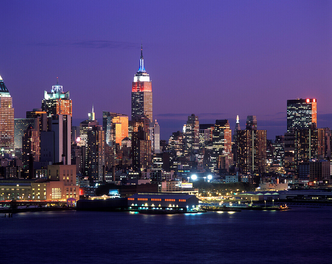 Empire state building, Mid-town skyline, Manhattan, New York, USA.