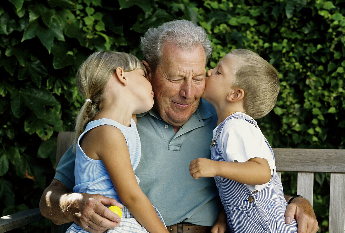 -70 years, Adult, Adults, Affection, Boy, Boys, Caucasian, Caucasians, Child, Children, Color, Colour, Contemporary, Daytime, Exterior, Facial expression, Facial expressions, Families, Family, Female