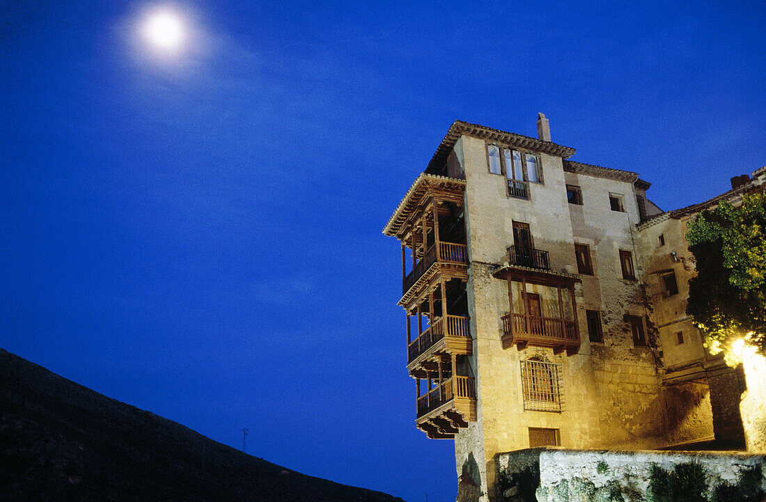  Architektur, Aussen, Außen, Beleuchtet, Beleuchtung, Castilla-La Mancha, Cuenca, Europa, Farbe, Hängende Häuser, Haus, Häuser, Horizontal, Kastilien-La Mancha, Lichter, Mond, Nacht, Plätze der Welt, Reisen, Spanien, Stadt, Städte, Tageszeit, C41-288632, 