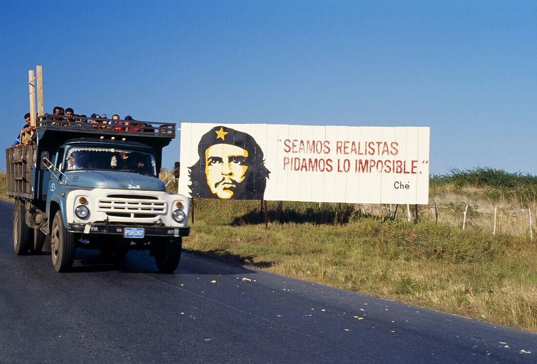 Road, communist propaganda with Ché Guevara. Pinar del Río Province, Cuba