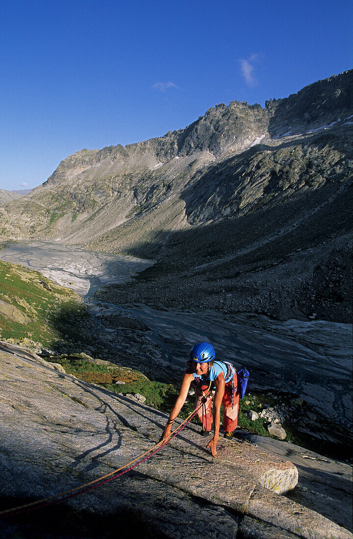 junge Frau klettert auf Granitplatten, Bächlital, Grimsel, Berner Oberland, Schweiz