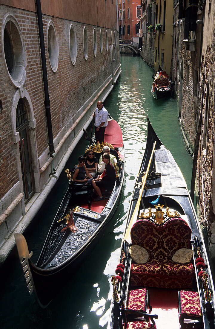 Kanal mit Gondeln in Venedig, Venezien, Italien