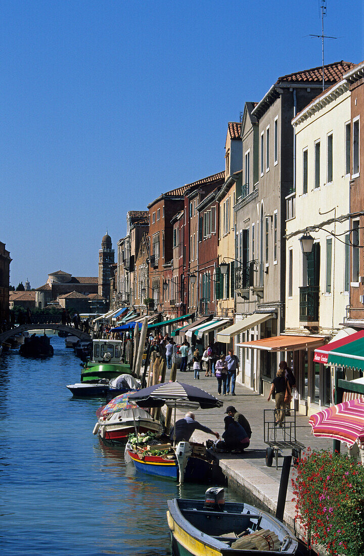 Kanal mit Booten und Häuser in Murano, Venedig, Venezien, Italien