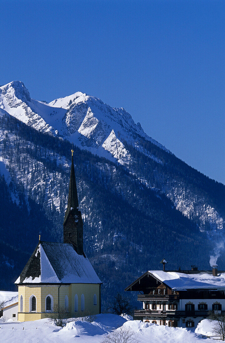 Kirche St. Nikolaus mit Bauernhof und Rauschberg, Inzell, Chiemgau, Oberbayern, Bayern, Deutschland