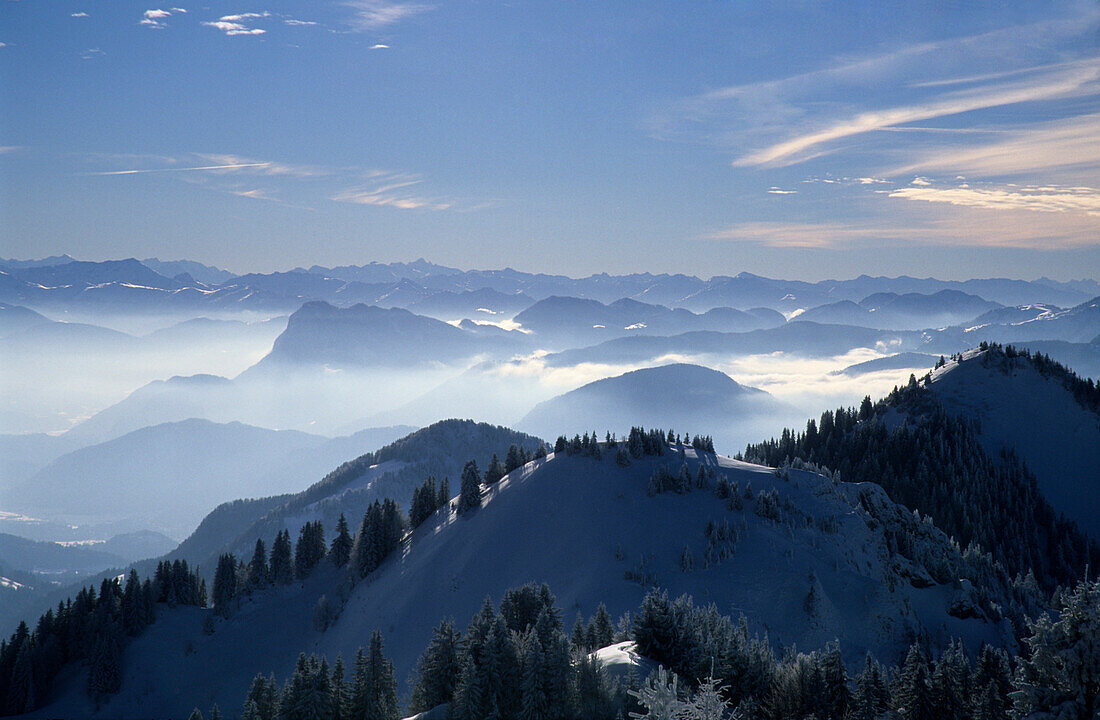 Blick von der Hochries über Karkopf und Feichteck zu Pendling und Zillertaler Alpen, Chiemgauer Alpen, Oberbayern, Bayern, Deutschland