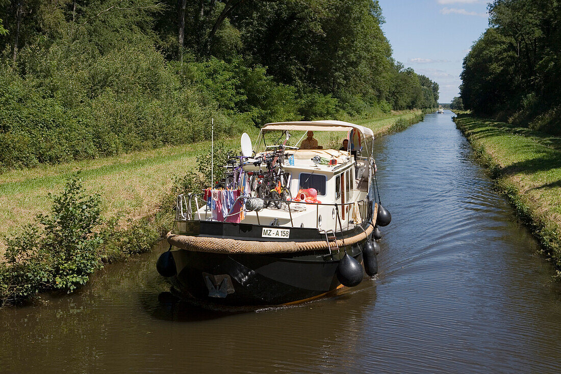 Hausboot am Canal de la Marne au Rhin, nahe Niderviller, Elsass, Frankreich, Europa