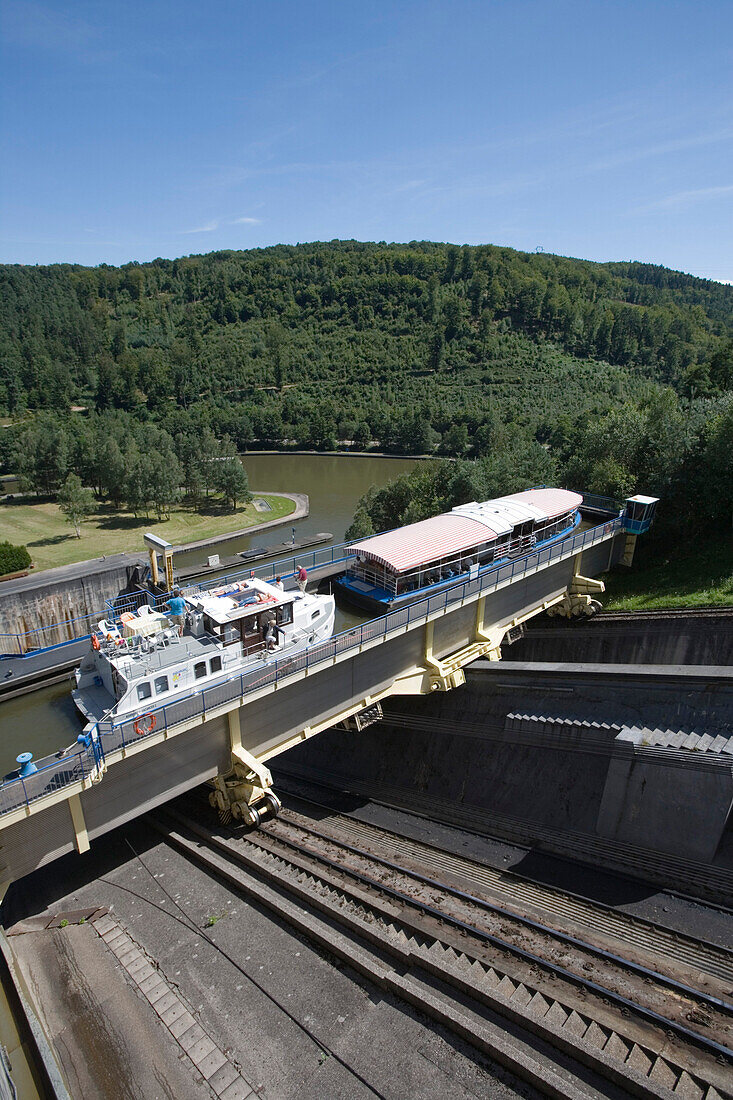 Hausboot und Ausflugsboot auf dem Saint-Louis-Arzviller Schiffshebewerk am Canal de la Marne au Rhin, Arzviller, Elsass, Frankreich, Europa