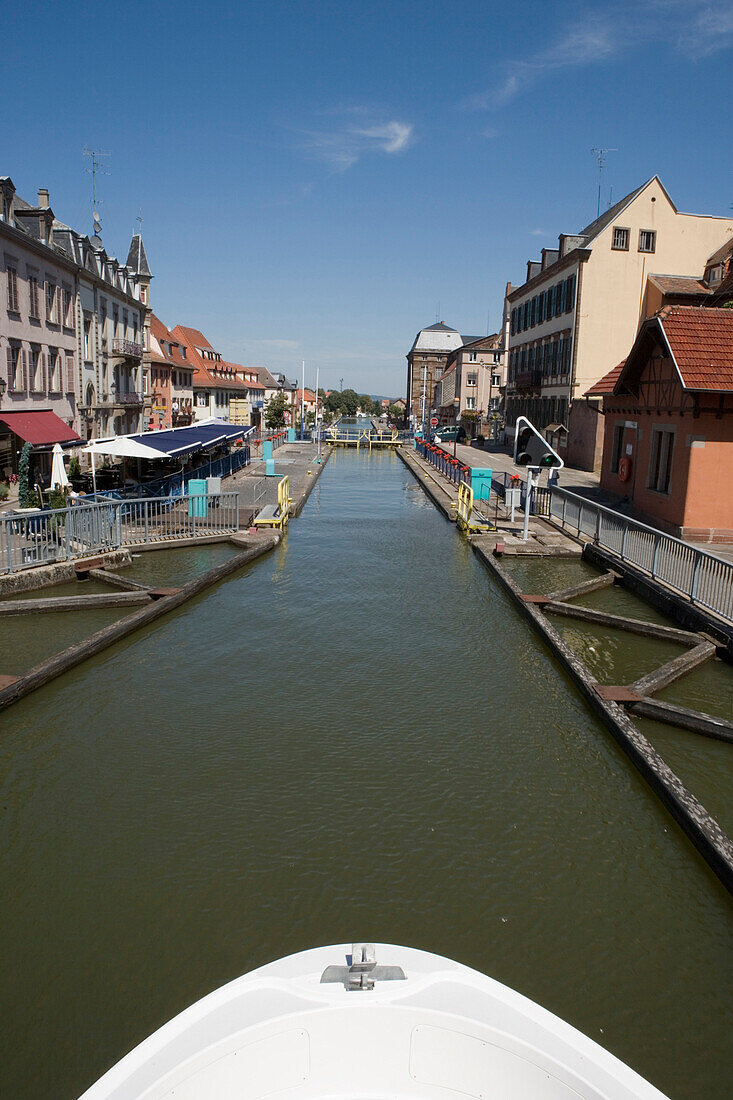 Hausboot fährt in Schleuse 22 vom Canal de la Marne au Rhin ein, Saverne, Elsass, Frankreich, Europa