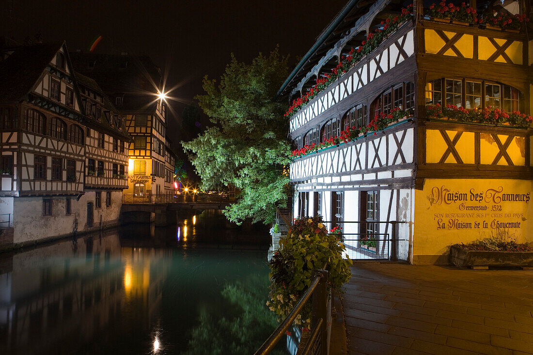 Nachtaufnahme von Fachwerkhaus des Restaurant Maison des Tanneurs im Viertel La Petite France, Strassburg, Elsass, Frankreich