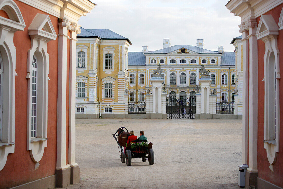 Schloss Rundäle (pilsrundale), 1735 bis 1769 vom italienischen Architekten  Bartolomeo Francesco Rastrelli für die Grafen von Kurland gebaut