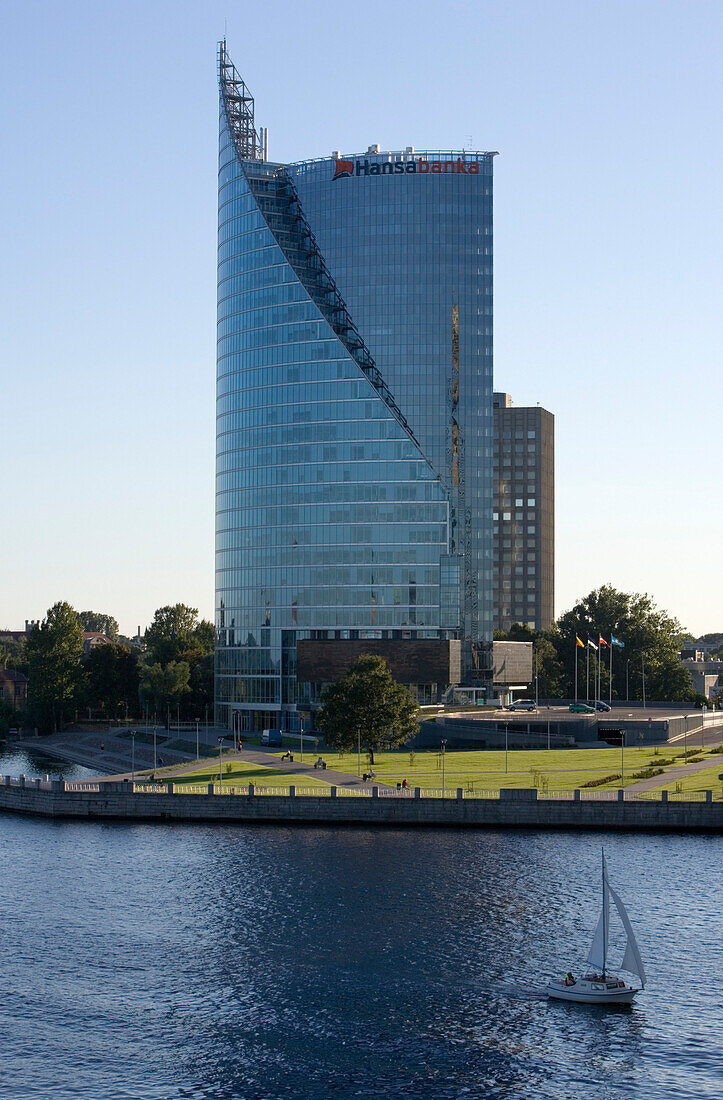 Hansabanka-Turm und der Daugava, Riga, Lettland