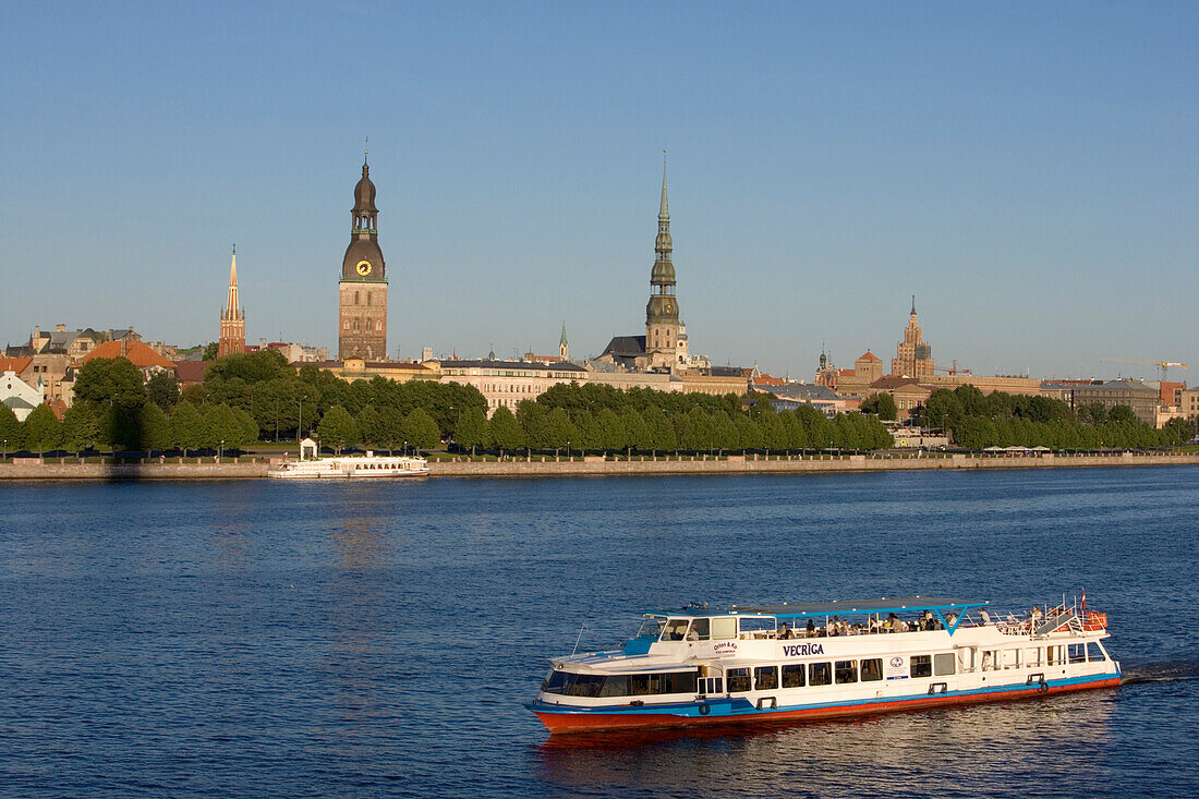 Ausflugsboot auf der Daugava und die Türme  von Rigas Altstadt