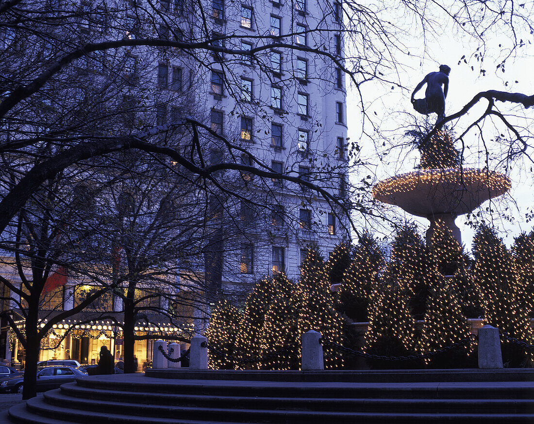 Christmas, Pultizer fountain & plaza hotel, Manhattan, New York, USA