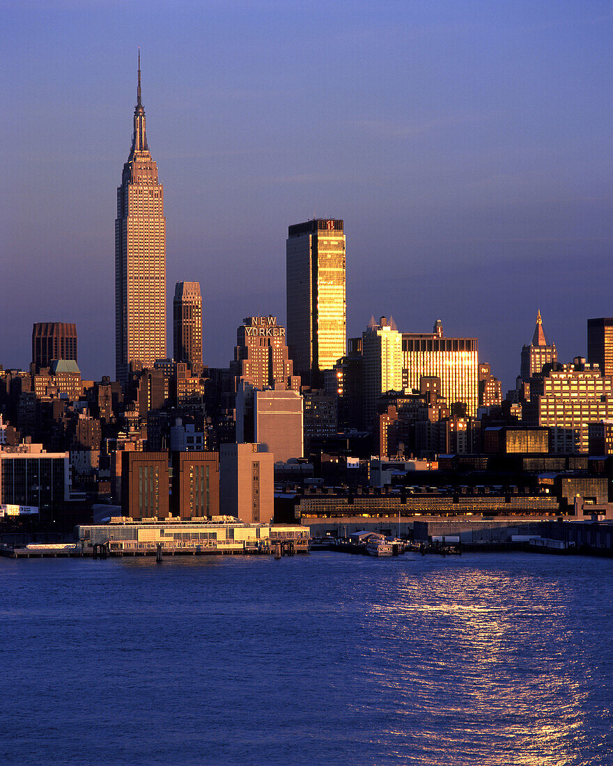 Empire State Building, Mid-town skyline, Manhattan, New York, USA