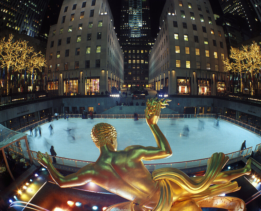 Prometheus sculpture, Ice rink, Rockefeller Center, Manhattan, New York, USA