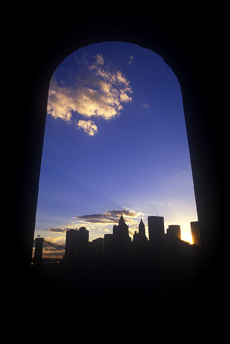 Archway, Manhattan bridge, Downtown skyline, Manhattan, New York, USA