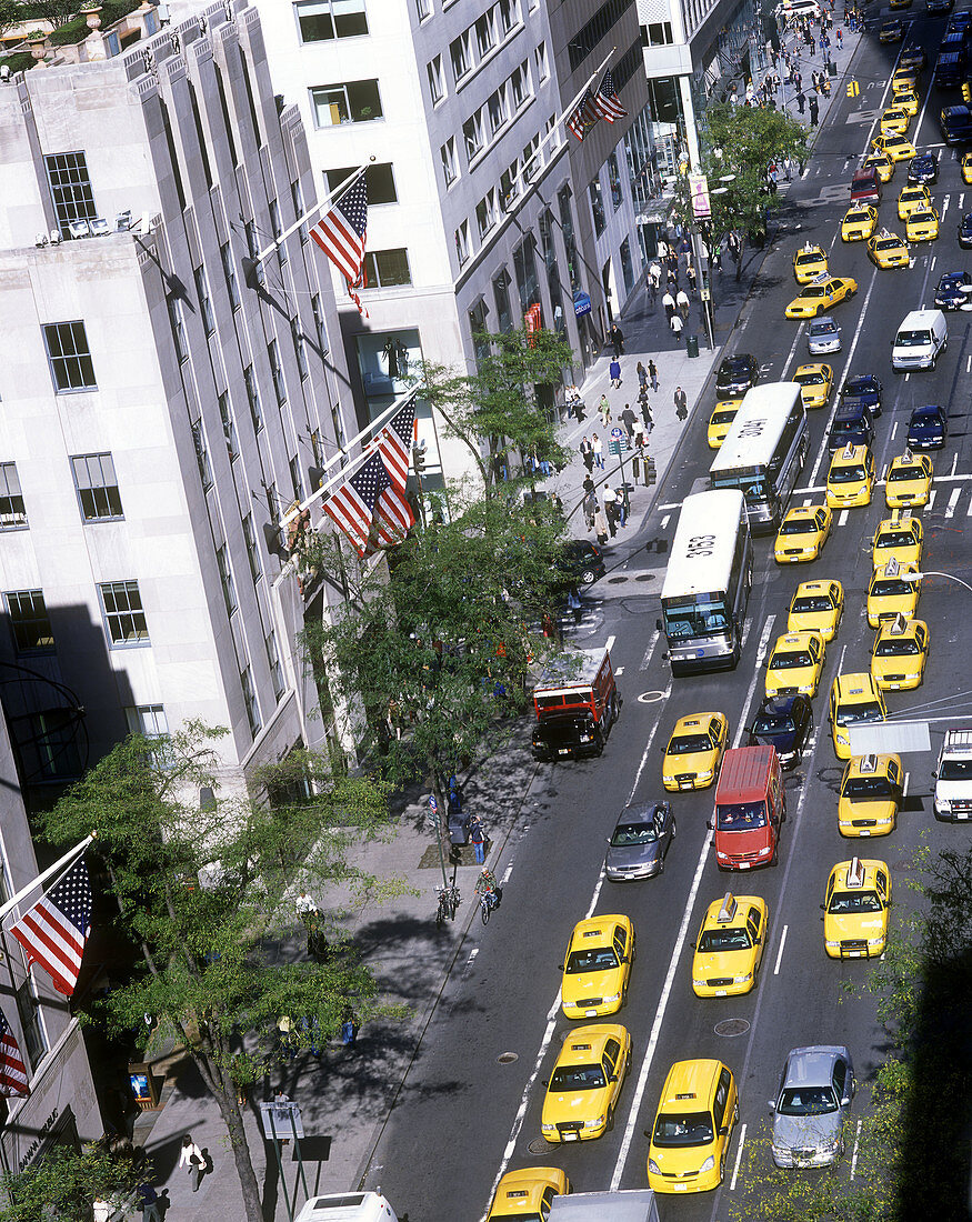 Street scene, 5th Avenue, Midtown manhattan, New York, USA