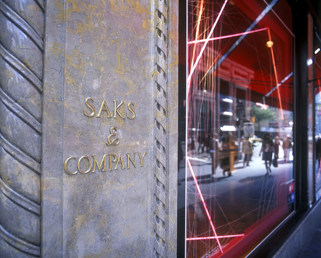 Entrance, Saks Department Store, 5th Avenue, Midtown,Manhattan, New York, USA