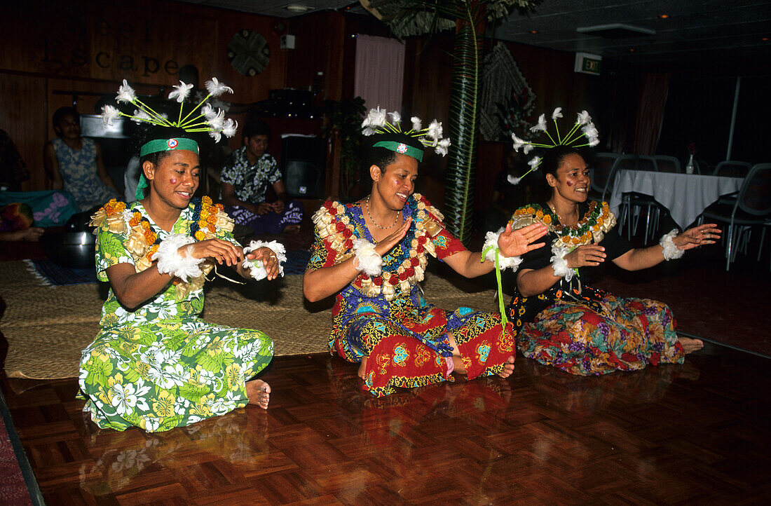 Traditionelle Tanzvorstellung an Bord der MV Reef Escape, Fidschi, Südsee