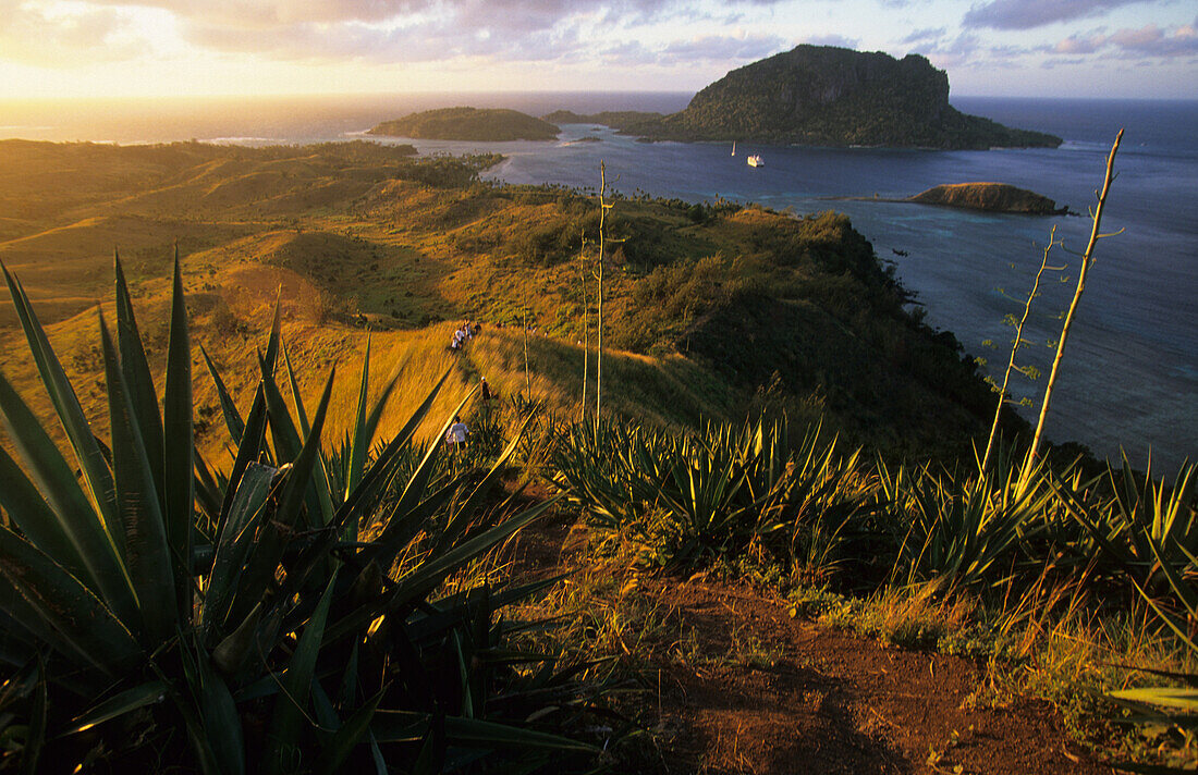 Blick von Yasawa Island über die Blaue Lagune zur Insel Sawi-i-Lau, Yasawa Gruppe, Fidschi, Südsee