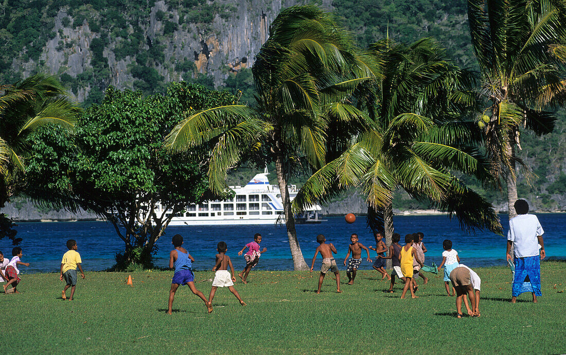 Kinder der Ratu Namasi-Schule spielen Fußball auf Yasawa Island, Yasawa Gruppe, Fidschi, Südsee