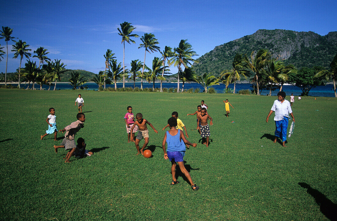 Kinder der Ratu Namasi Schule spielen Fußball auf Yasawa Island, Yasawa Gruppe, Fidschi, Südsee