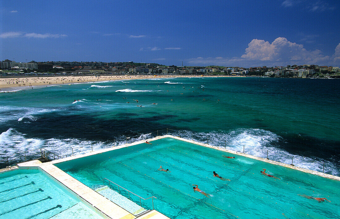 Bondi Iceberg Pool mit Bondi Beach im Hintergrund, Sydney, New South Wales, Australien