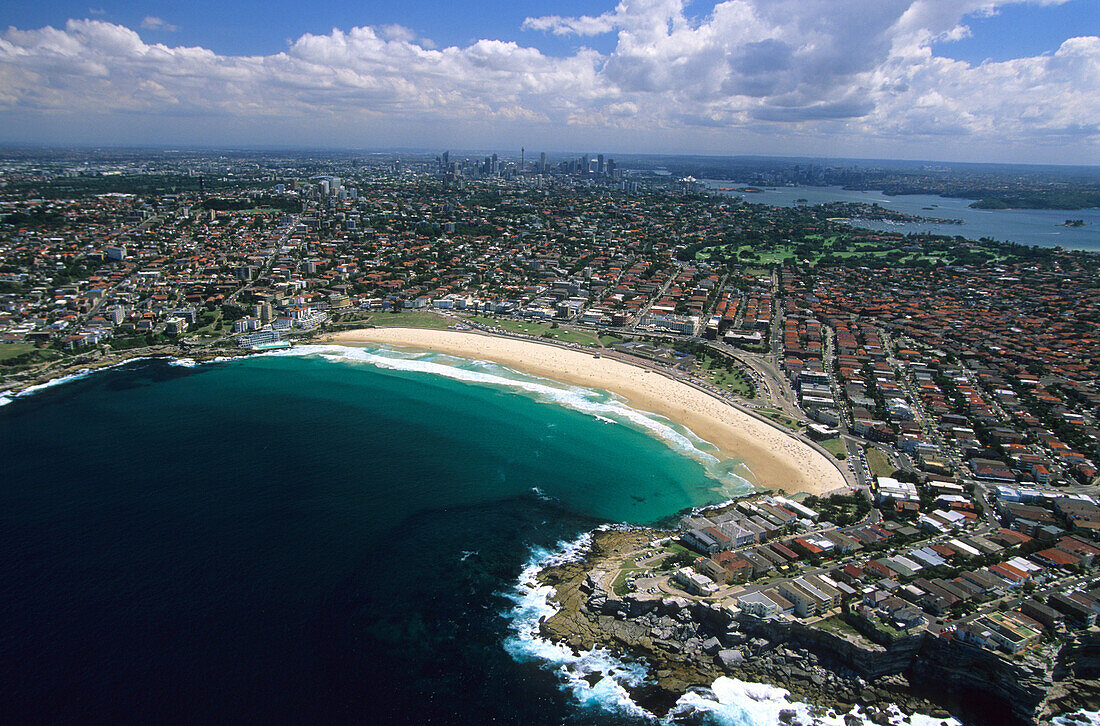Luftaufnahme vom Bondi Beach über die Vorstädte zur City, rechts der Hafen, Sydney, New South Wales, Australien