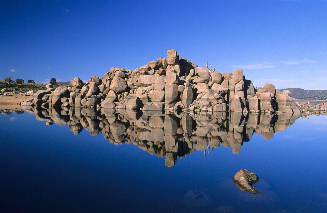 Felsformation mit Spiegelung am Lake Jindabyne, Snowy Mountains, Kosciuszko National Park, New South Wales, Australien