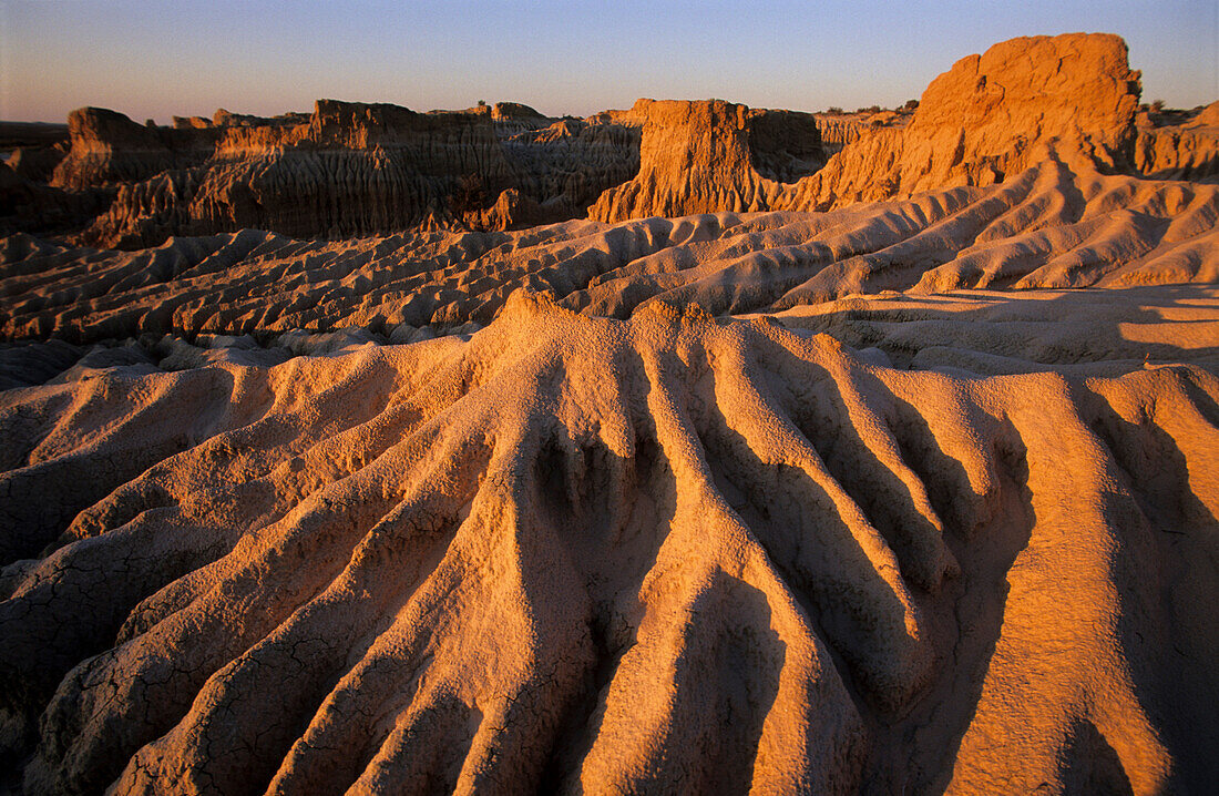 Die erodierten Reste der Wall of China, einer uralten Sanddüne, Mungo National Park, New South Wales, Australien