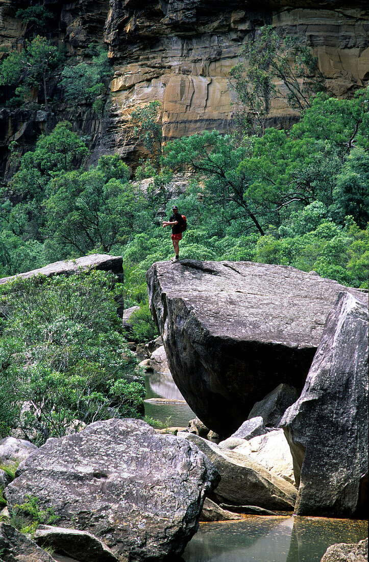 Wanderer in der Glenbrook Gorge, Blue Mountains National Park, New South Wales, Australien