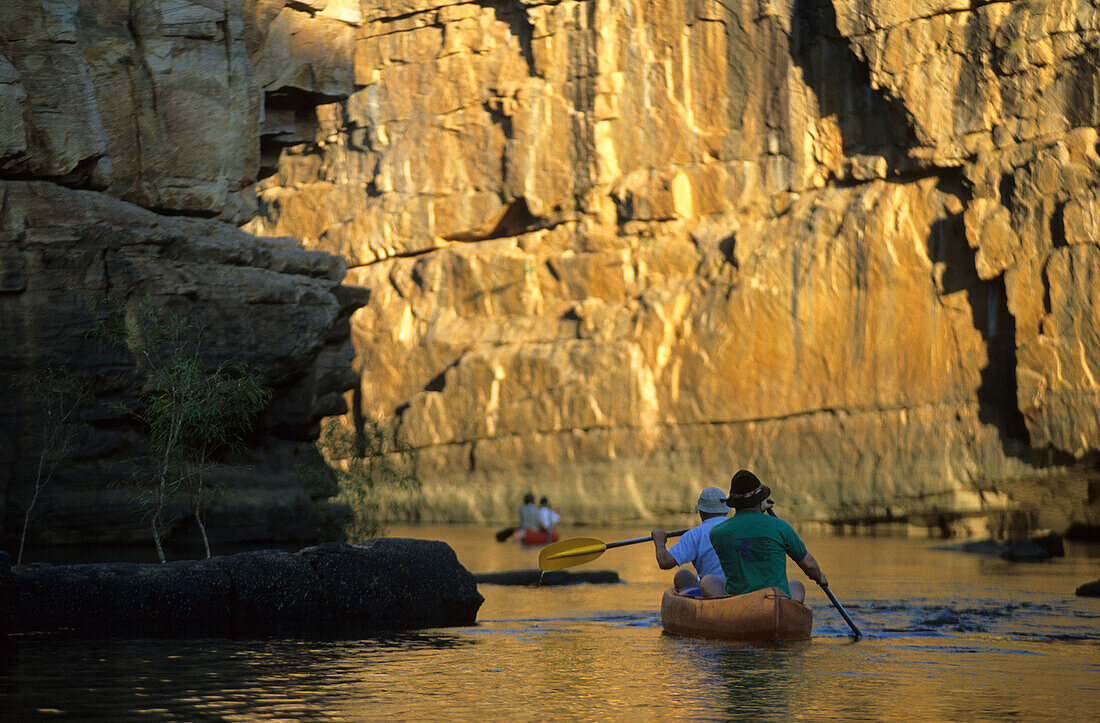 Tourists in canoes in the 5th gorge of the Katherine River in Nitmiluk National Park, Northern Territory, Australia