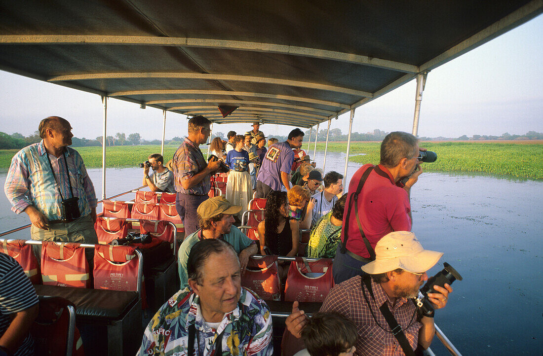 Morgendliche Bootstour auf dem Feuchtgebiet Yellow Water, Kakadu National Park, Northern Territory, Australien