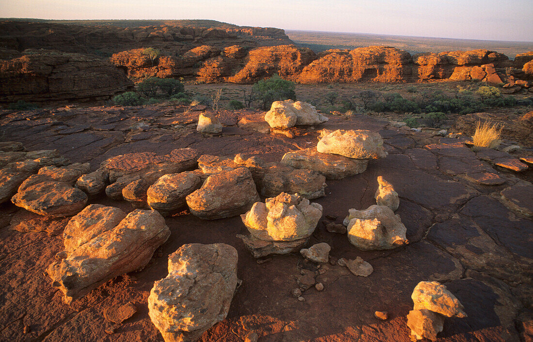 Die Felsformationen der Lost City nahe dem Kings Canyon im Watarrka National Park, Central Australia, Northern Territory, Australien