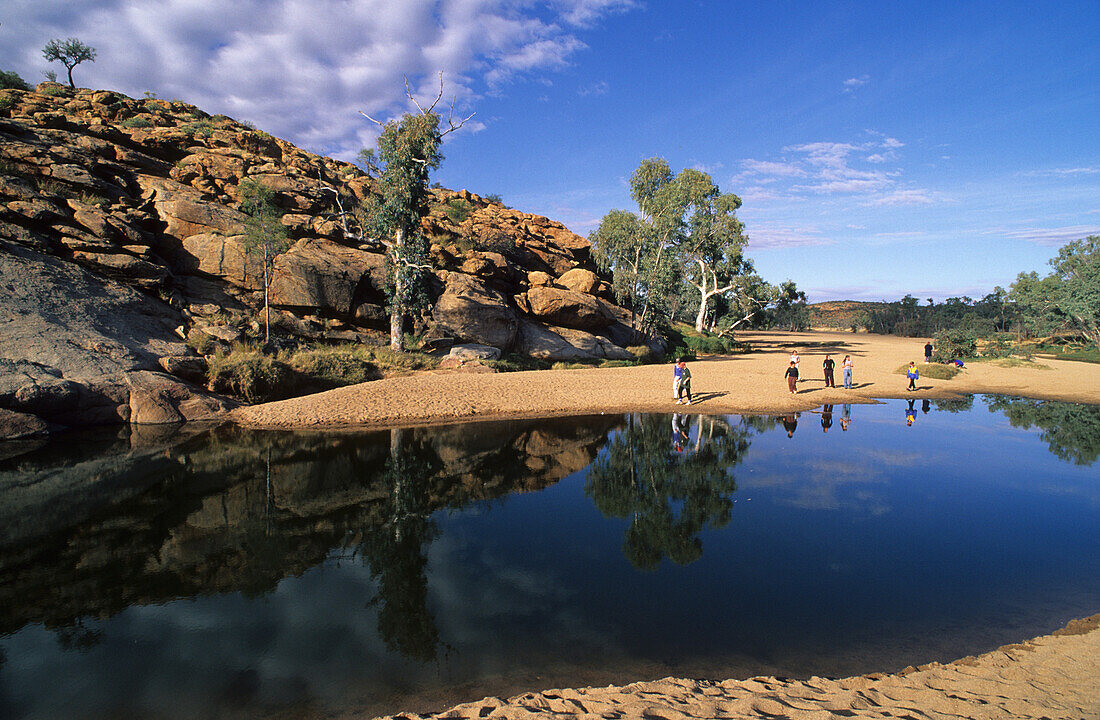 Touristen bei Todd River nahe der Old Telegraph Station in Alice Springs, Central Australia, Northern Territory, Australien