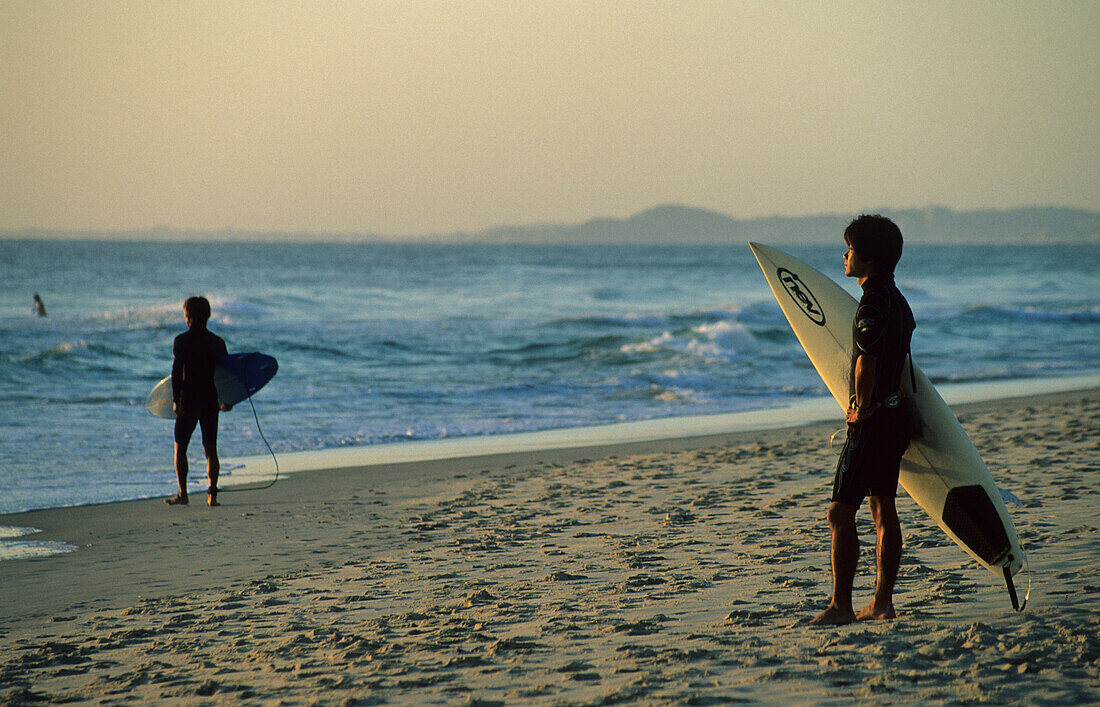 Surfer am Morgen am Strand von Surfers Paradise, Gold Coast, Queensland, Australien