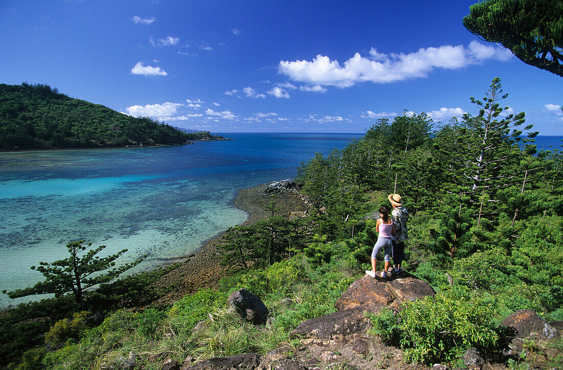 Leute geniessen den Aussicht über Dinghy Bay auf  Brampton Island, Whitsunday Islands, Great Barrier Reef, Australien