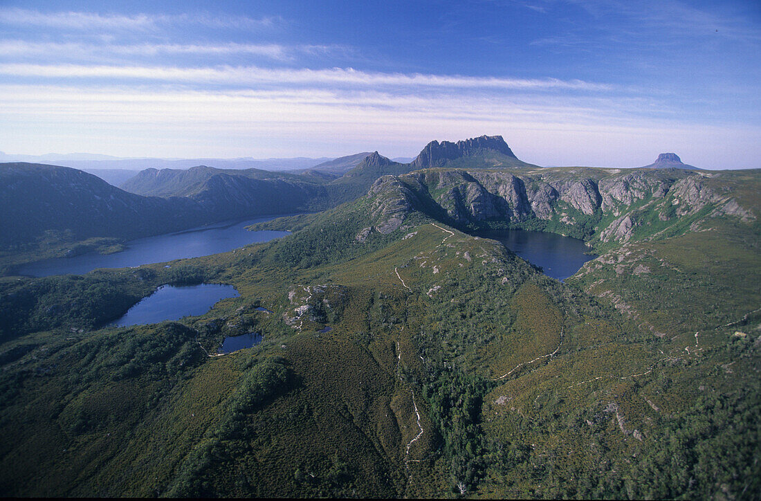 Luftaufnahme vom Crater Lake, rechts, und Dove Lake, links, Cradle Mountain im Hintergrund, Cradle Mountain Lake St. Clair National Park, Tasmanien, Australien