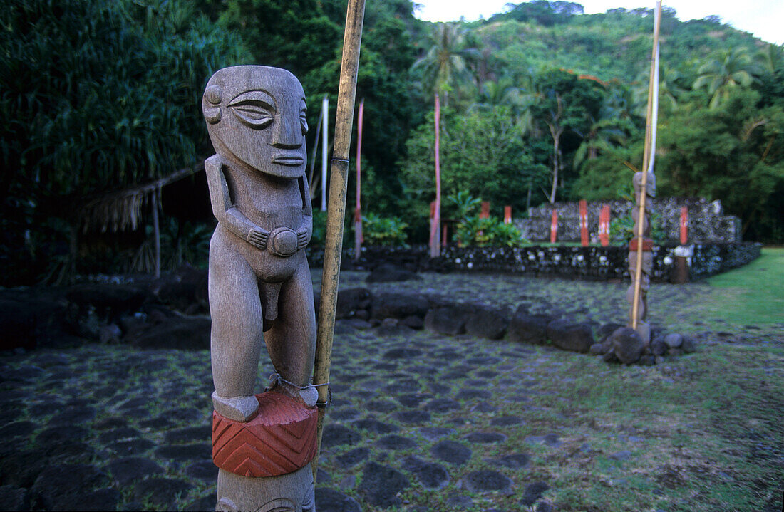 Ein Skulptur bei Marae Mahaiatea an der Südküste Tahitis, Tahiti, Französisch Polynesien, Südsee