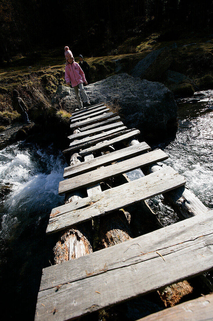 Kinder bei einer Brücke über Knuttenbach, bei Bruneck, Trentino-Südtirol, Italien