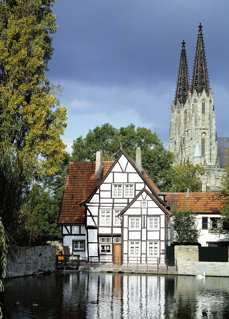 Germany, North Rhine-Westphalia, East Westphalia, Soest, half-timbered houses and Wiesenkirche spires