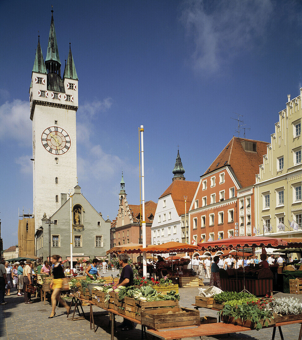 Germany, Bavaria, Straubing, market place, weekly market