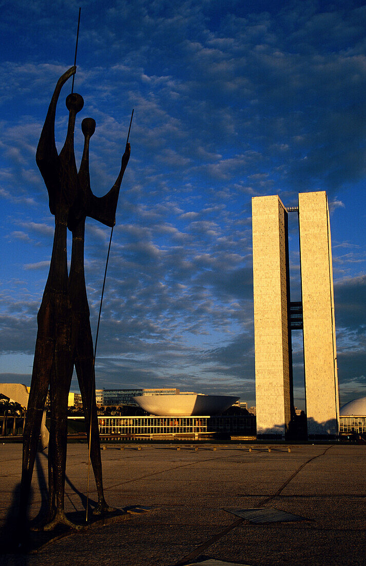Candangos Skulptur und Nationalkongress, Praca dos Tres Poderes, Brasilia, Brasilien