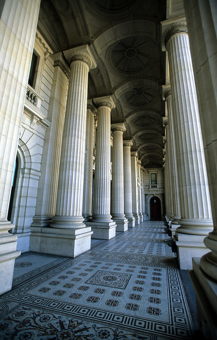 Der Säulengang an der Vorderseite vom Parliament House, Melbourne, Victoria, Australien