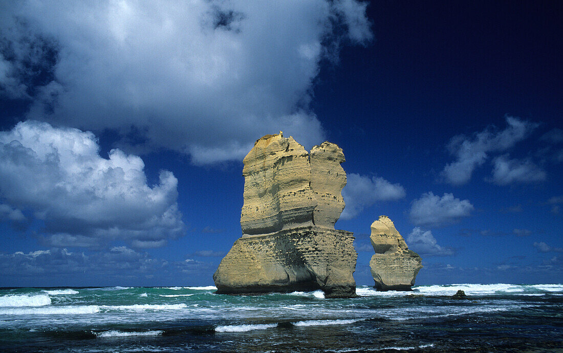 Zwei der inzwischen nur noch acht Apostel, Port Campbell National Park, Great Ocean Road, Victoria, Australien